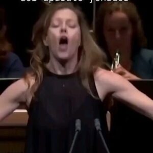 Paulo Costa Lima Instagram - Imagine a força de uma maestra que canta, somada à força de uma cantora que rege, e ao fato de que ambas pensam muito bem!... o fenômeno é Barbara Hannigan
@hannigan.barbara (veja também a espetacular performance de Mysteries of the Macabre de G. Ligeti, no Tube)

Imagine the power of a Maestra that sings, plus the power of a Soprano that conducts, and the fact that both think... the phenomenon is Barbara Hannigan

Posted @withregram • @pazromerohipopresivos 🕯Técnica vocal 👉mucho más que sistema fonador

📍La técnica vocal debe ser aprendida con un especialista en el tema, es apasionante cuando das con un buen profesional que te enseña a ampliar tu mirada sobre el uso saludable de la voz. A reconocer lugares tensos, lugares sin trabajar, desconectados.

👉Cuando empecé a dar clases virtuales me di cuenta que necesitaba la ayuda de una especialista porque usaba mal mi voz, me cansaba, forzada mucho y no era consiente hasta ese momento de lo aislada que mantenía mi voz del resto del cuerpo.

✨️De la mano de Paola que lleva adelante el proyecto Fonar hice un breve recorrido que me ayudó a establecer esa conexión directa cuerpo y voz. Luego con el aprendizaje continuo que realizo de lo corporal y puntualmente a través de Hipopresivos empecé a sentir en el cuerpo y reconocer esas conexiones tan directas entre diafragma, piso pélvico, voz, postura, respiración, tensión o relajacion,.volumen  tono, intención etc etc etc.

🤓El trabajo corporal es interminable siempre hay algo más por probar y descubrir.

✋️Si sos profe y das muchas hs o te gusta cantar te aconsejo que tomes técnica vocal con una especiliatsa que te ayuda a trabajar también esa conexión, muy recomendable y saludable para un uso vocal adecuado que potencie tus cualidades.

#pisoepelvico 
#voz
#canto
#musica
#abdomen
#hipoopresivos 
El cuerpo y el uso de la voz