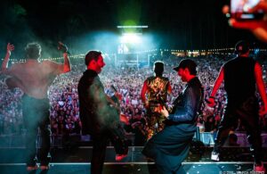 Paulo Vintém Instagram - Este post é para vocês que não arredam pé e cantam as nossas músicas do início ao fim, para todos os que levantaram a mão por ser a primeira vez que viram D’ZRT ao vivo, para aqueles que queriam vir e não poderem! Vocês foram os artistas desta noite!! Que noite incrível 🔥🤘

@meomaresvivas 🫶🔥

📷 @marta.takes.photos