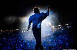 Paulo Vintém Instagram - Este post é para vocês que não arredam pé e cantam as nossas músicas do início ao fim, para todos os que levantaram a mão por ser a primeira vez que viram D’ZRT ao vivo, para aqueles que queriam vir e não poderem! Vocês foram os artistas desta noite!! Que noite incrível 🔥🤘

@meomaresvivas 🫶🔥

📷 @marta.takes.photos