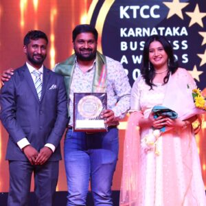Pavan Wadeyar Instagram - Sharing the stage with College Buddy & with his wife as a Guest of Honours at Karnataka Business Awards 2023 is something special feeling, Thank You Pavi @pavanwadeyar & Apeeksha Bhabhi @apekshapurohit for making the occasion special, May God bless  both of you with more happiness and Success ❤️