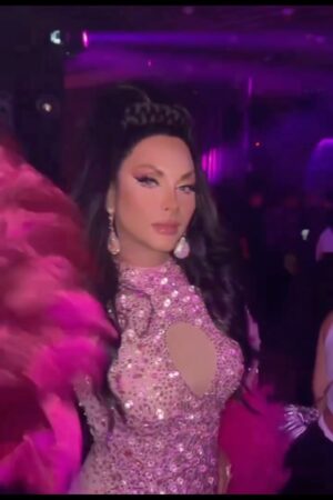 Pavel Arámbula Instagram - Este look me recuerda las grabaciones de #theswitch2  Por momentos olvidaba que tenía apariencia femenina y terminaba actuando siendo YO 😅 sin actuar como fémina mucho menos caminar sutilmente 😅
#lookpavelia #reallitytrasformistas #chile #pavelarambula
🎶🎼🎵🎤🇨🇱🇲🇽🎊🤩😘