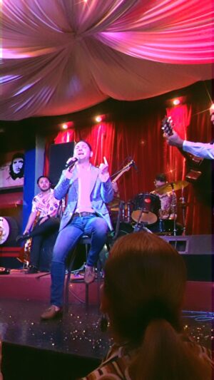 Pavel Arámbula Instagram - Complaciendo a nuestro público en @casatrovabarcln también cuando se improvisa…se DISFRUTA!!! #show #casatrova #culiacan #pavelarambula #finaliznadoshow 🎵🎹🎤🎶🎉🎵🎹🎤🎶🎉🎵🎹🎤🎶🎉🎵🎹🎤🎶