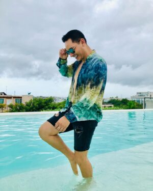 Pavel Arámbula Instagram - Regresare a Playa del Carmen! A disfrutar de unas ricas Vacaciones. 🤩🎵🎶🙏🎉
#pavelarambula #playadelcarmen #transformacion #arte #musica #imitador #show #escenario #afortunado