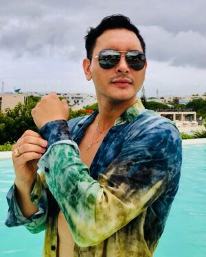 Pavel Arámbula Instagram - Regresare a Playa del Carmen! A disfrutar de unas ricas Vacaciones. 🤩🎵🎶🙏🎉
#pavelarambula #playadelcarmen #transformacion #arte #musica #imitador #show #escenario #afortunado