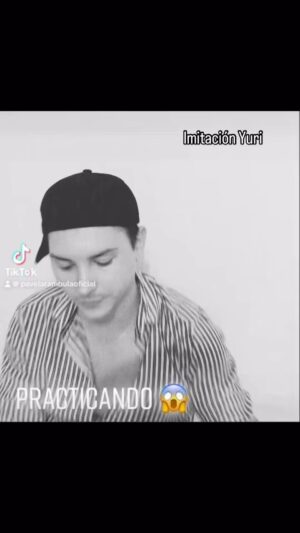 Pavel Arámbula Instagram - Practicando uno de los temas e imitación que el público me pide!!! 🤩🎵🎼🎶🎤
#preparacion #practica #constancia #lamalditaprimavera #yuri #arte #imitacion #transformista #mexico #sinaloa #culiacan #pavelarambula