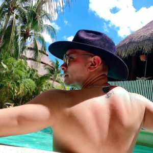 Pavel Arámbula Instagram - Se sienten los calores sabrosos en Sinaloa!!! 😅💧☀️🔥 
Qué tal el clima en tu ciudad ???