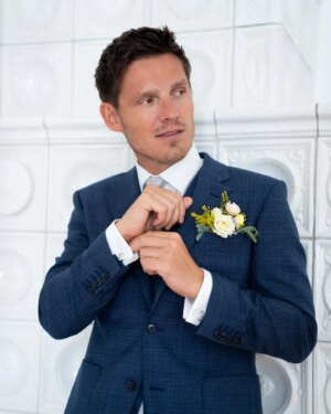 Pavel Callta Instagram - Malá ukázka z focení editorialu pro @statek_naporad 💍 Moc děkuju všem za spolupráci, byl to skvělej zážitek 🖤

Organizace: @yourexperience.cz
Místo: @statek_naporad
Modelka: @domii_99
Model: @pavelcallta
MUAH: @kmihalikova_makeuphairstylist
Svatební šaty a doplňky pro nevěstu: @svatebni.centrum.adina
Pánský oblek: @anthonys_london
Dort a sweet: @cukrcandl
Tiskoviny: @meandmyweddings
Floristka: @zestolkustvol
Dekorace: @decor_by_veru
Fotografka: @diana_havlovicova_photographer
Kamera: @onoico_alexandra_photographer
Prosecco van/cofee van: @vezububliny.cz @vezukafe.cz
Catering: @zezivotakuchare