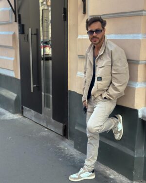 Pavel Derevyanko Instagram - Погуляли в районе старой Хитровки. Какой же у нас красивый район 🤓 Любите эти места?  @zoi.futs