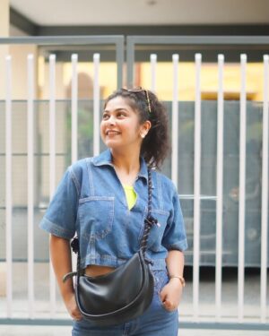Payel De Instagram - আবহাওয়া, হাসি মুখ আর অপেক্ষা 💙💚

📸 : @argha_giri 
👚 : @moodswings_styles 
🔗 : @rudrakshprnads 

#photooftheday #photoshoot #portraits #portraitphotography #kolkata #kolkatadiaries #instadaily #instafashion #foryou #explorepage #explore_calcutta #exploremore #follow #followformore
