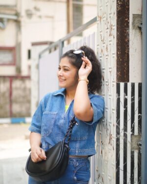 Payel De Instagram - আবহাওয়া, হাসি মুখ আর অপেক্ষা 💙💚

📸 : @argha_giri 
👚 : @moodswings_styles 
🔗 : @rudrakshprnads 

#photooftheday #photoshoot #portraits #portraitphotography #kolkata #kolkatadiaries #instadaily #instafashion #foryou #explorepage #explore_calcutta #exploremore #follow #followformore