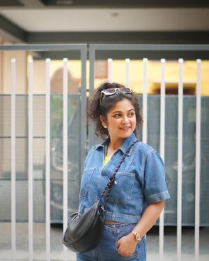 Payel De Instagram - আবহাওয়া, হাসি মুখ আর অপেক্ষা 💙💚

📸 : @argha_giri 
👚 : @moodswings_styles 
🔗 : @rudrakshprnads 

#photooftheday #photoshoot #portraits #portraitphotography #kolkata #kolkatadiaries #instadaily #instafashion #foryou #explorepage #explore_calcutta #exploremore #follow #followformore