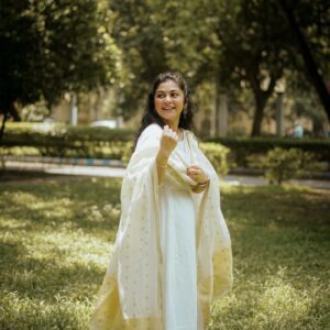 Payel De Instagram - প্রকৃতির মাঝে....🤍🤍🤍

📸 : @argha_giri 
🔗 : @rudrakshprnads 

#photooftheday #photoshoot #portraits #naturephotography #naturelovers #explorepage #explore_calcutta #exploremore #foryou #foryoupage #traditional #ethnicwear #instafashion #instadaily #kolkata #kolkataphotography #follow