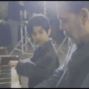 Payman Maadi Instagram - بداهه نوازی پشت صحنه افعی تهران به وقت بیکاری با ماهور عزیز. ممنون از تورج اصلانی بابت فیلمبرداری.
Improvising piano duet during the filming of "Viper of Tehran" with my dear Mahour . Special thanks to Touraj Aslani for capturing the moment.