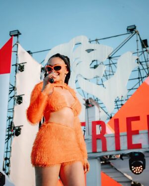 Pearl Thusi Instagram - Golden hour energy! 🌅 🧡 🌇 
@amstelsa was perfect as usual!
Thank you to all our friends for pulling up! Till next time!

📸 : @masterpicv @39picturess 
👡 : @europaart @preview_designer_collection 
Fit : @veras_closet_sa
Hair : @jullz_hairstylist