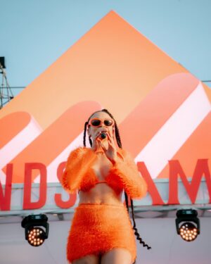 Pearl Thusi Instagram - Golden hour energy! 🌅 🧡 🌇 
@amstelsa was perfect as usual!
Thank you to all our friends for pulling up! Till next time!

📸 : @masterpicv @39picturess 
👡 : @europaart @preview_designer_collection 
Fit : @veras_closet_sa
Hair : @jullz_hairstylist