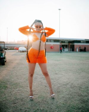 Pearl Thusi Instagram - Golden hour energy! 🌅 🧡 🌇 
@amstelsa was perfect as usual!
Thank you to all our friends for pulling up! Till next time!

📸 : @masterpicv @39picturess 
👡 : @europaart @preview_designer_collection 
Fit : @veras_closet_sa
Hair : @jullz_hairstylist
