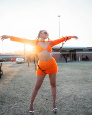 Pearl Thusi Instagram - Golden hour energy! 🌅 🧡 🌇 
@amstelsa was perfect as usual!
Thank you to all our friends for pulling up! Till next time!

📸 : @masterpicv @39picturess 
👡 : @europaart @preview_designer_collection 
Fit : @veras_closet_sa
Hair : @jullz_hairstylist
