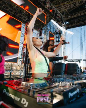 Pearl Thusi Instagram - @pearlthusi what a set bestie!!!😭🔥👌🏽
#zeenationfest
