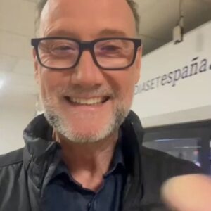 Pedro García Aguado Instagram - 📢 Os espero ahora a las 23h (en unos minutitos!) en Telecinco! Voy a hablar con  Marta de algo importante....atentos!!!!

#pedrogaguado
#pedrogarciaaguado #telecinco #mediaset #martaflirch #programatelevision