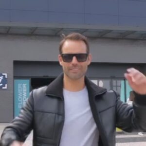 Pedro Guedes Instagram - #pub
Eu sou fã da moda comfy, tanto para treinar, como para o meu dia a dia. No @viladocondefashionoutlet tenho sempre uma ótima experiência com tudo o que desejo, grandes marcas a grandes preços e um ambiente muito elegante e original. 

O meu conselho é: assim que vocês chegarem podem adquirir o THE BAG, que se tornou no meu saco multifunções para ir ao ginásio, compras ,praia, etc…. ao mesmo tempo é sustentável e amigo do ambiente, e podem personalizá-lo ao vosso gosto - “The BAG” is my Bag 😉🫶 

Assim dá ainda mais gosto ir às compras. E para fechar com chave de ouro, as pizzas no Andiamo são deliciosas 😋 

#viladocondefashionoutlet
#fitness
#thebag