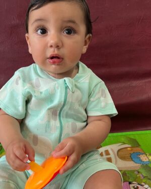 Pedro Guedes Instagram - 10 meses de vida!! O Mêsversário do nosso amorzinho Enrico Baron Najar foi na praia com bolinho de castelo de areia 
😅😍🏖