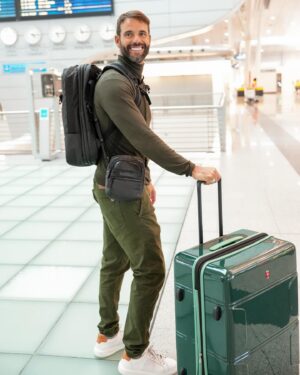 Pedro Guedes Instagram - Descubra o nosso destino 🤔
DICA: cor das malas by @skintravel_pt ✈️😍
Beijinhos e bom feriado! 
 uma legenda...