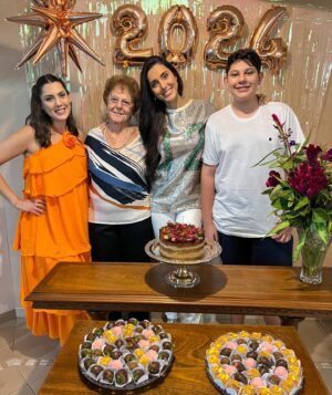 Pedro Guedes Instagram - Com o coração cheio de fé e amor recebemos o ANO NOVO 🤍 
Felizzz 2024 🎆🫶