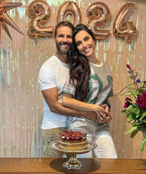 Pedro Guedes Instagram - Com o coração cheio de fé e amor recebemos o ANO NOVO 🤍 
Felizzz 2024 🎆🫶