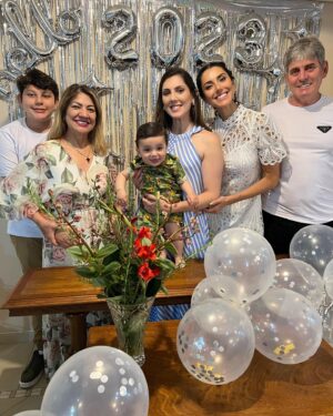 Pedro Guedes Instagram - Felizzzz Ano Novo ✨
Que 2023 traga ainda mais saude e amor para todos nós 🤍

Obrigada Deus por mais um réveillon ao lado das pessoas que eu mais amo 🙏❤️

#reveillon #brasil #família #saúde #paz #união #amor