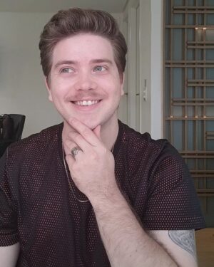 Pedro Malta Instagram - Selfie-lembrete 🤔

Não vai esquecer de aproveitar o ÚLTIMO DIA pra garantir 30% OFF no meu livro, né? 

Cópia digital com desconto já disponível no hotmart - link na bio e nos stories!!

Ah, depois me conta aqui o que achou e qual foi seu conto/poema favorito!