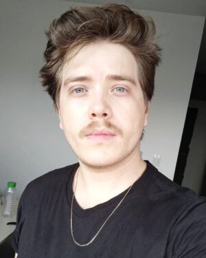 Pedro Malta Instagram - Pensando se o bigode realmente me deixa com mais cara de pai 🧔🏼