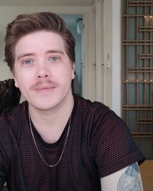 Pedro Malta Instagram - Selfie-lembrete 🤔

Não vai esquecer de aproveitar o ÚLTIMO DIA pra garantir 30% OFF no meu livro, né? 

Cópia digital com desconto já disponível no hotmart - link na bio e nos stories!!

Ah, depois me conta aqui o que achou e qual foi seu conto/poema favorito!