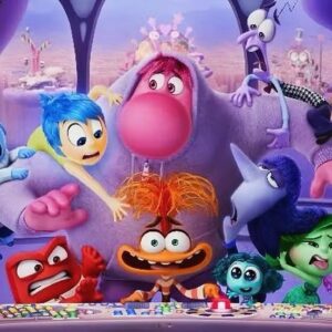 Pedro Ribeiro Instagram - É um admirável filme para toda a família. É curioso como impacta tanto uma criança de 7 anos como um adolescente de 15. Pude comprovar isso, recebendo as reações da prole que levei à ante-estreia. 
O filme explica como é importante uma criança a virar adolescente não perder nunca a noção da linha entre o certo e o errado, perceber, ainda assim, que pode errar e fazer disparates e más escolhas, mas saber dar a volta, avaliar melhor, trabalhar isso dentro de si. Amizades, família, uma nova escola, tudo o que nos rodeia, naqueles anos revolucionários de transição. Aprender a acreditar em si, distinguir o mais importante daquilo que afinal não é assim tanto. Crescer. 
Gostei mesmo.
Para ver, em família.