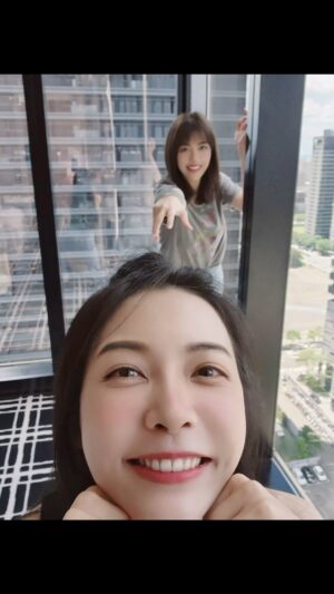 Pei-Pei Ho Instagram - 寶蓓，七夕情人節快樂！
今天有什麼糟心事，都先一腳踹飛吧！
跟 @angelh1209 小瑜姐現在是嘉義與台北的距離
可能要踩死520萬隻喜鵲🫣（先不要）
寶蓓！不管有沒有情人，都要好好過週末😻
#何蓓蓓 #斯普拉頓 #switch #祭典 #七夕 #喜鵲 #牛郎織女