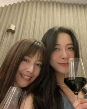 Pei-Pei Ho Instagram - 第一次來台中的國家歌劇院
真是百聞不如一見
匆匆參觀完坐進來看百老匯音樂劇
身旁有美女 @angelh1209 相伴
中場休息還能小酌一杯🍷
嗯嗯嗯⋯非常舒服的享受
住在附近的人好幸福☺️
#何蓓蓓 #百老匯 #芝加哥 #台中 #台中國家歌劇院