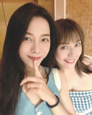 Pei-Pei Ho Instagram - 第一次來台中的國家歌劇院
真是百聞不如一見
匆匆參觀完坐進來看百老匯音樂劇
身旁有美女 @angelh1209 相伴
中場休息還能小酌一杯🍷
嗯嗯嗯⋯非常舒服的享受
住在附近的人好幸福☺️
#何蓓蓓 #百老匯 #芝加哥 #台中 #台中國家歌劇院