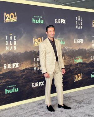 Pej Vahdat Instagram - Thank you @fxnetworks @hulu What a great night at @theoldmanfx premiere. This show is something special and I can’t wait for you all to see it. June 16th!!!! #theoldmanfx  Dressed by : @dolcegabbana  Tailored by : @gulsenkan_fashion