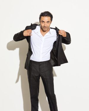 Pej Vahdat Instagram - Can’t get this damn jacket on 😎  #photoshoot  @dolcegabbana 📸 @j2pix