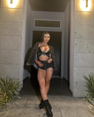 Perla Montemayor Instagram - Hay cosas en la vida que no podemos ocultar …
Las piernas por ejemplo 🤪 y la sonrisa 🤷🏽‍♀️ 

Top: @heaveninstyle_ 
Shorts n jacket: @fiushafashion
