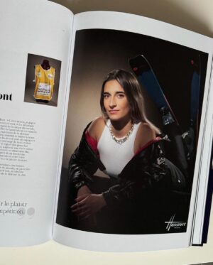 Perrine Laffont Instagram - Parce que le sport a du cœur ❤️ 

C’est pour moi une fierté de figurer parmi les 100 plus grandes et grands sportifs Français 🥹

Un projet caritatif au profit de l’association Le Sport a du Cœur 💓 

Publié par les Editions Solar, cet ouvrage présente : 
-    100 portraits du Studio Harcourt exclusifs.
-    Des anecdotes sur leurs maillots et objets collectors. 
-    Des confidences à écouter en podcasts accessibles directement par QR Code. 

100% des bénéfices seront reversés à l’Association Le Sport a du Cœur. 

En vente dans toutes les librairies : bit.ly/3rN7mxH
C’est un beau cadeau pour les fêtes de fin d’année non ? 😏

@lesportaducoeur 
#lesportaducoeur #100championschampionnes #GrosCoeur #solidarité