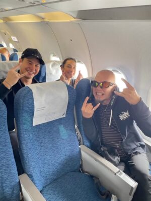 Peter Corp Dyrendal Instagram - ชาวนา.. บิน.. ตามหาเจ้าทุย.. ที่พะงัน.. ok na ka!!✈️😎😜❤️‍🔥🎤 ขอบคุณ @burirasavillagephangan มากๆ นะคะ🥰 บรรยากาศดีมากกกก สถานที่สวยมากกกก อาหารอร่อยมากกกกกค่ะ☺️🫶🏻🙏🏻 #id-kat-ter #idkatterontour #idkatterpangan #ชาวนาตามหาเจ้าทุยoknaka #ขาร๊อก