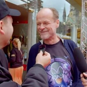 Peter Flechtner Instagram - Interview am roten Teppich bei der Miraculous Kino Premiere @dieshowmitchris @riecks_filmkritiken @miraculous.derfilm #peterflechtner #synchronsprecher #voiceactor