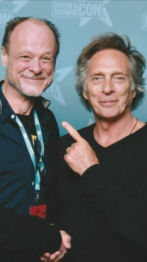 Peter Flechtner Instagram - William Fichtner trifft seine deutsche Synchronstimme Peter Flechtner #williamfichtner #peterflechtner #synchronsprecher #prisonbreak #alexandermahone #torstensträter @germanfilmcomiccon