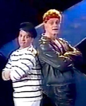 Peter Flechtner Instagram - Rückblick: Zornige Hausfrauen. 1993 durfte ich einem Musical mitspielen. Ich war Lustus Fingermann, ein Punk Club Besitzer. Mein guter Freund Uwe Büschken war auch dabei. #peterflechtner #uwebüschken #synchronsprecher #schauspieler #musical #theater @uwebuschken @mbfilmberlin