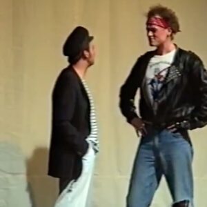 Peter Flechtner Instagram - Rückblick: Zornige Hausfrauen. 1993 durfte ich einem Musical mitspielen. Ich war Lustus Fingermann, ein Punk Club Besitzer. Mein guter Freund Uwe Büschken war auch dabei. #peterflechtner #uwebüschken #synchronsprecher #schauspieler #musical #theater @uwebuschken @mbfilmberlin