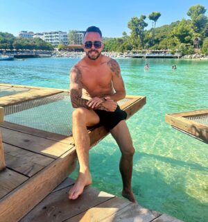 Péter Kabát Instagram - Melyik tetszik nektek a legjobban?🤔🤩 1-es, 2-es vagy a 3-as kép?🌞🏊‍♂️🏄‍♂️🐠🐡 Kíváncsian várom!😉🥰