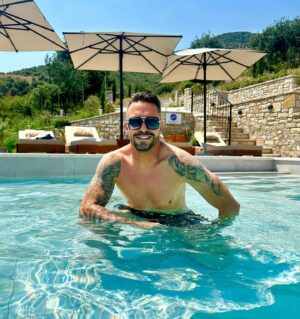 Péter Kabát Instagram - Melyik tetszik nektek a legjobban?🤔🤩 1-es, 2-es vagy a 3-as kép?🌞🏊‍♂️🏄‍♂️🐠🐡 Kíváncsian várom!😉🥰
