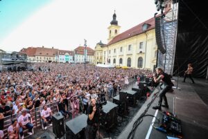 Peter Maffay Instagram - Mit „7 Brücken nach Siebenbürgen“
Was für ein Erlebnis! Emotional hoch drei,
wenn auch wahrscheinlich für jeden von uns aus unterschiedlichen Gründen. Das Land meiner Vorfahren, meine alte Heimat, hielt einige Überraschungen bereit. Uns wurde mit der Anwesenheit von Staatspräsident Johannis und Siebenbürgern aus aller Welt die Ehre zuteil, den siebenbürgischen Ehrenstern zu erhalten. Dann das Konzert, zusammen mit 20.000 „Brückenbauern“. Einfach genial! Allen ein großes Dankeschön. Euer Peter

Fotos: @sebastian.marcovici