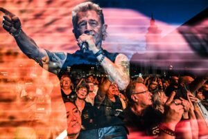 Peter Maffay Instagram - Mit „7 Brücken nach Siebenbürgen“
Was für ein Erlebnis! Emotional hoch drei,
wenn auch wahrscheinlich für jeden von uns aus unterschiedlichen Gründen. Das Land meiner Vorfahren, meine alte Heimat, hielt einige Überraschungen bereit. Uns wurde mit der Anwesenheit von Staatspräsident Johannis und Siebenbürgern aus aller Welt die Ehre zuteil, den siebenbürgischen Ehrenstern zu erhalten. Dann das Konzert, zusammen mit 20.000 „Brückenbauern“. Einfach genial! Allen ein großes Dankeschön. Euer Peter

Fotos: @sebastian.marcovici