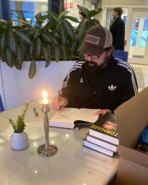 Peter Stormare Instagram - I dagarna har Arbråsonen varit på hemvändarturné. Vi är så stolta över Peter @therealstormare, vår ambassadör, inredare och styrelsemedlem som ständigt värnar om sin hembygd. 💙

Har ni inte köpt den ännu? Nästa gång ni besöker oss kan ni köpa ert ex av självbiografin "Pojken från Arbrå" direkt från receptionen.

På återseende, Peter!